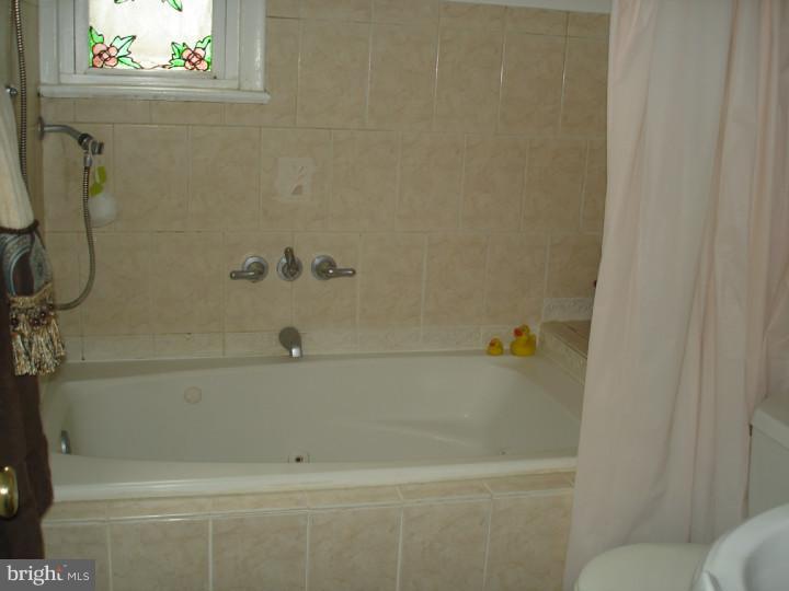 8 Flury Lane Clementon, NJ 08021 - Photo 13 of 19 Bathroom