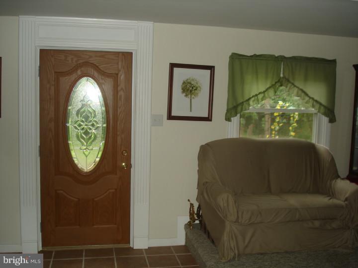 8 Flury Lane Clementon, NJ 08021 - Photo 5 of 19 Living Room