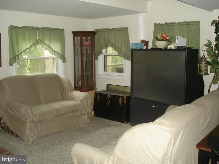 8 Flury Lane Clementon, NJ 08021 - Photo 6 of 19 Living Room