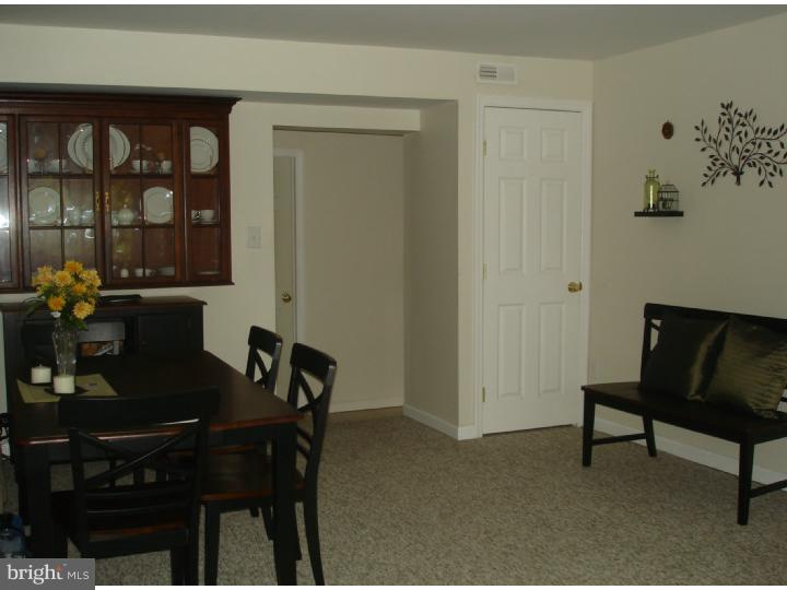 8 Flury Lane Clementon, NJ 08021 - Photo 7 of 19 Living Room