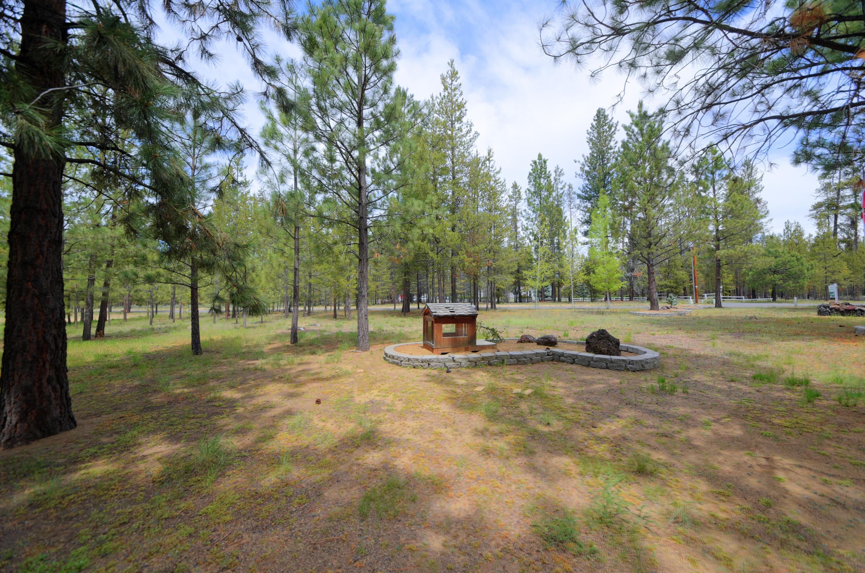 52050 Read Loop La Pine, OR 97739 - Photo 35 of 37 dog house