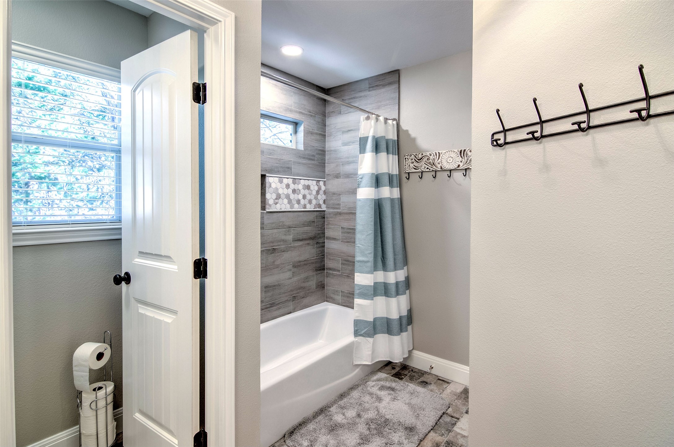 1526 Lakeside Drive West Canyon Lake, TX 78133 - Photo 15 of 35 Tub shower combo in the second main level bathroom.