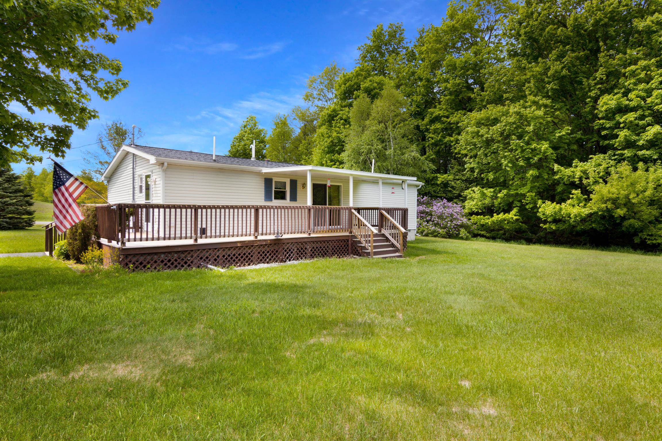 9101 South Nash Road Maple City, MI 49664 - Photo 5 of 29