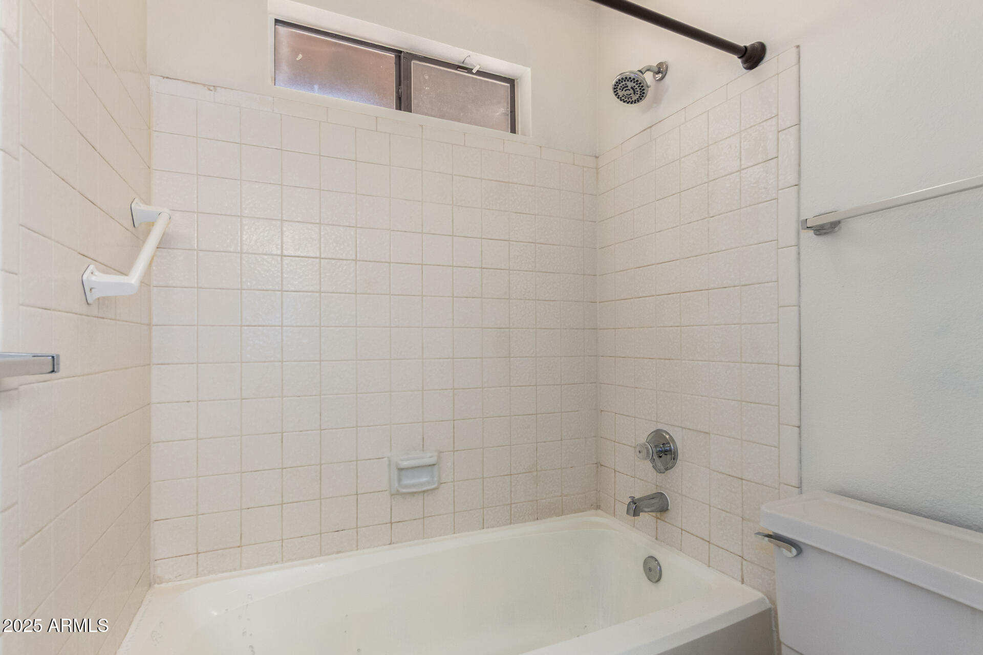 4346 East Sandia Street, Unit 5815 Phoenix, AZ 85044 - Photo 13 of 20 a bathroom with a bathtub