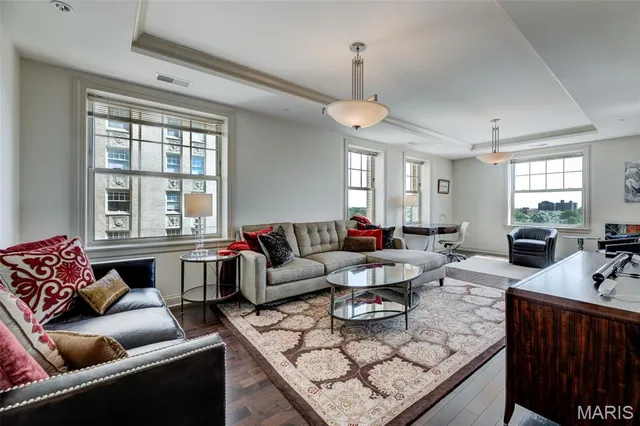 $4,200 | 232 North Kingshighway Boulevard, Unit 1102, St. Louis, MO 63108