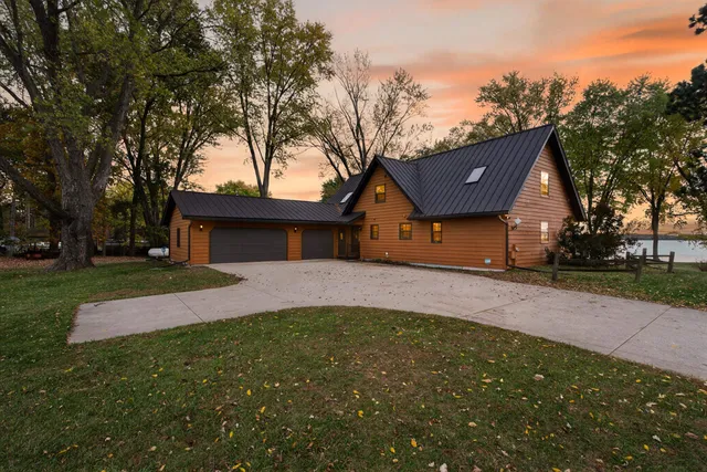 $800,000 | W913 West North Shore Drive, Montello, WI 53949