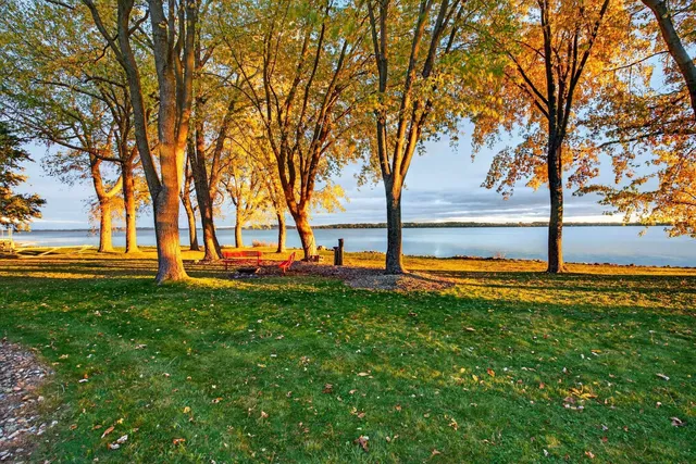 $800,000 | W913 West North Shore Drive, Montello, WI 53949