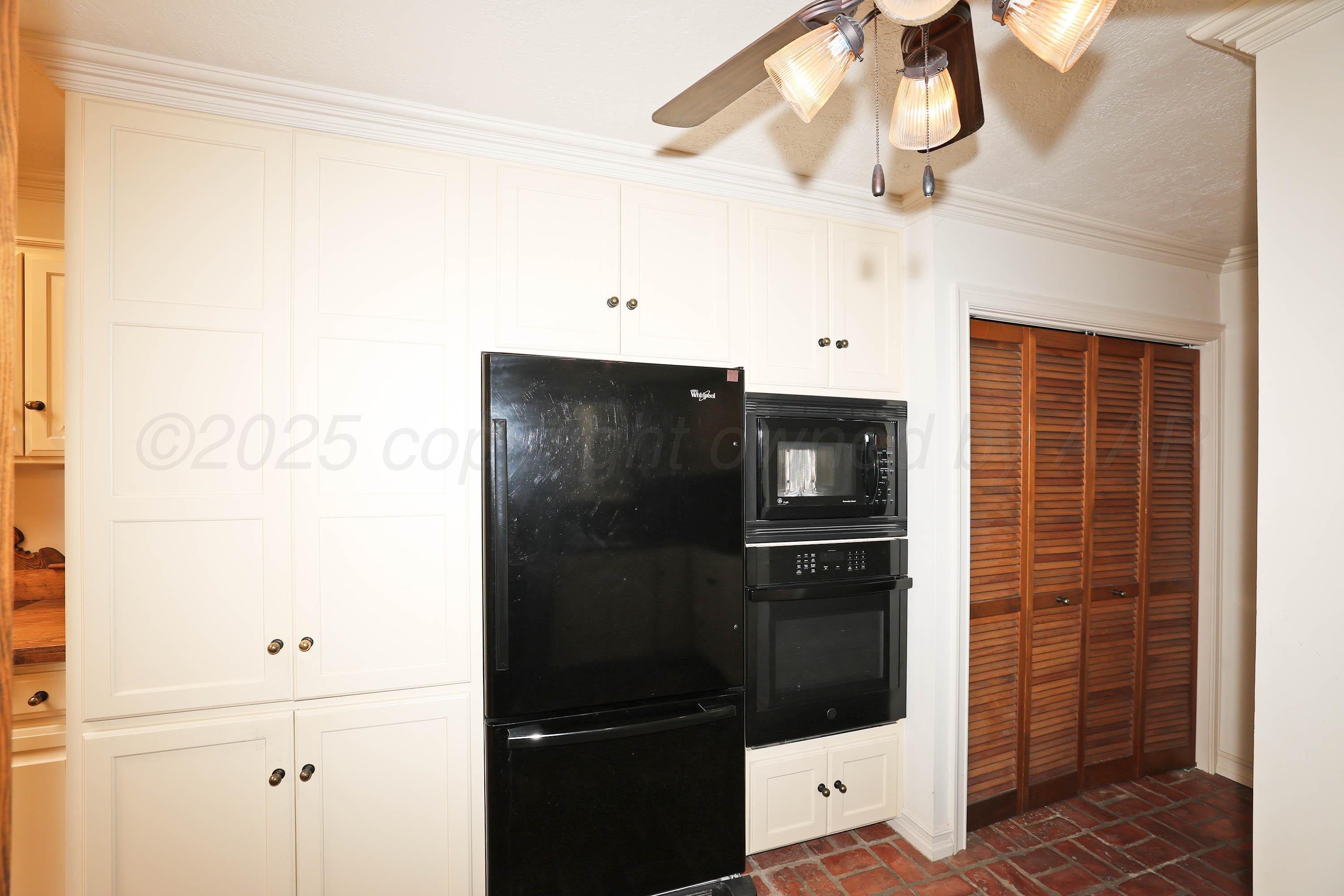 1615 South Bryan Street, Unit 19 Amarillo, TX 79102 - Photo 16 of 53 a bathroom with a shower
