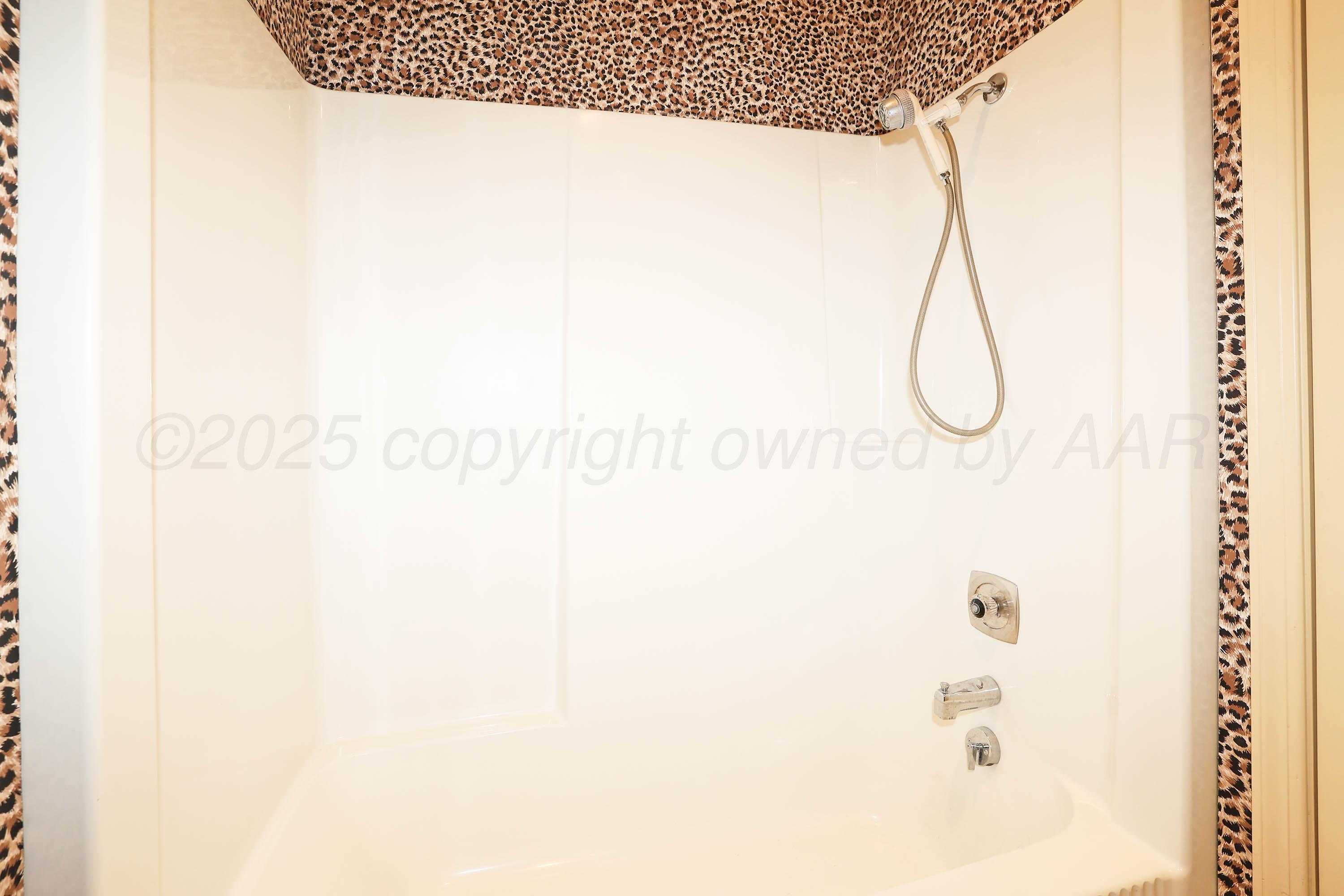 1615 South Bryan Street, Unit 19 Amarillo, TX 79102 - Photo 26 of 54 26-Primary Bathtub