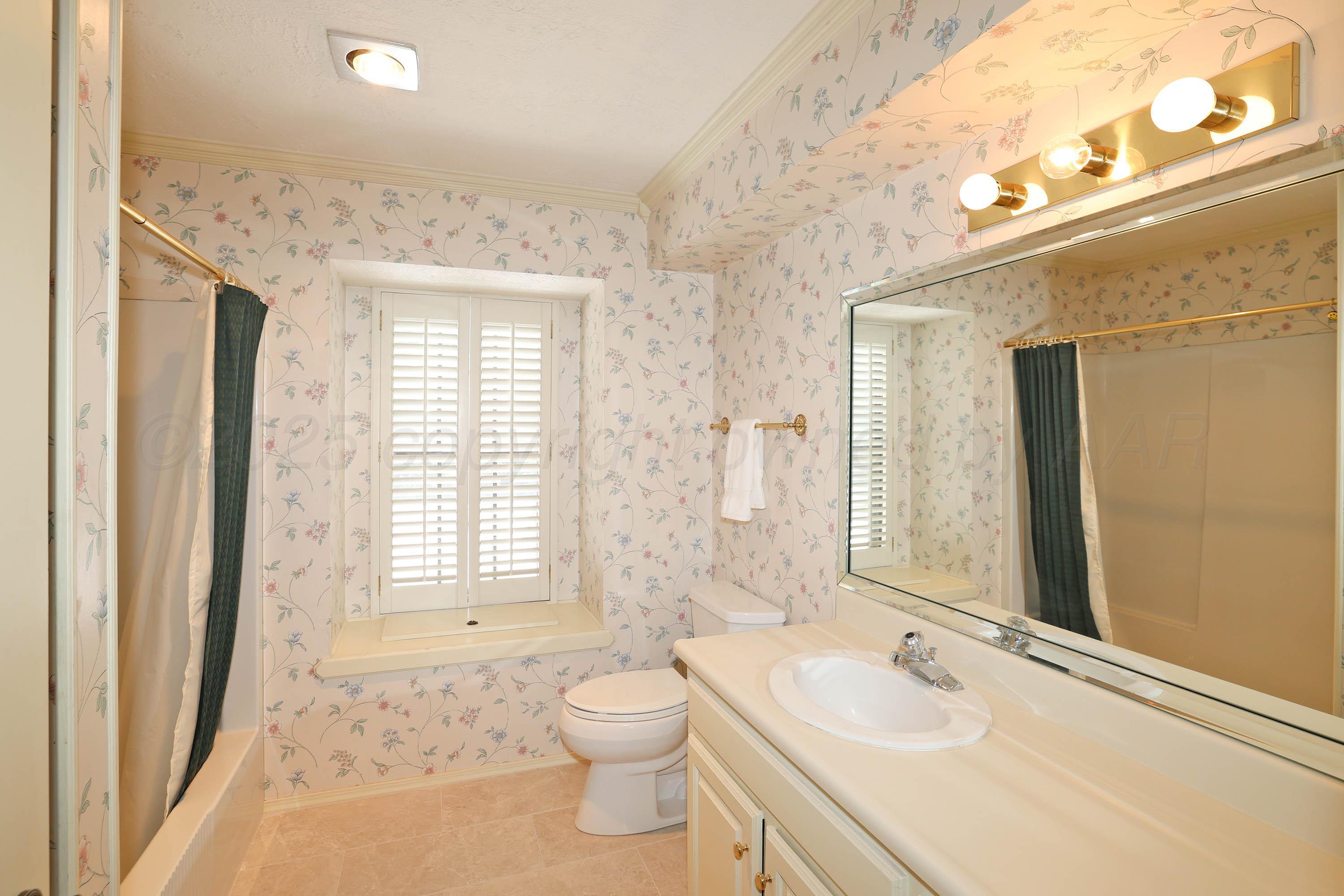 1615 South Bryan Street, Unit 19 Amarillo, TX 79102 - Photo 45 of 53 a bathroom with a sink a toilet a tub and mirror