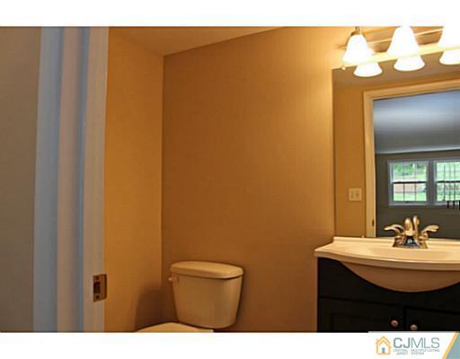 16 Larchmont Road Edison, NJ 08837 - Photo 8 of 25 Gallery Image 8