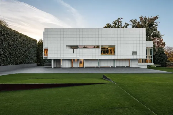 a view of a house with a backyard