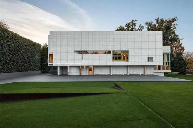 a view of a house with a backyard