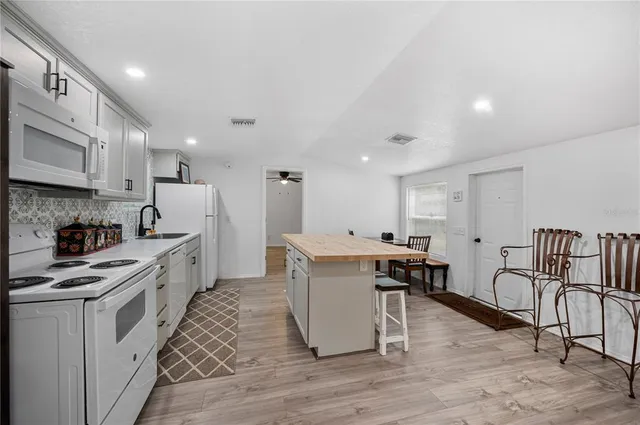 $1,400 | 4218 Lake Hancock Road, Lakeland, FL 33812