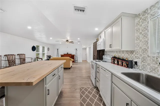 $1,400 | 4218 Lake Hancock Road, Lakeland, FL 33812