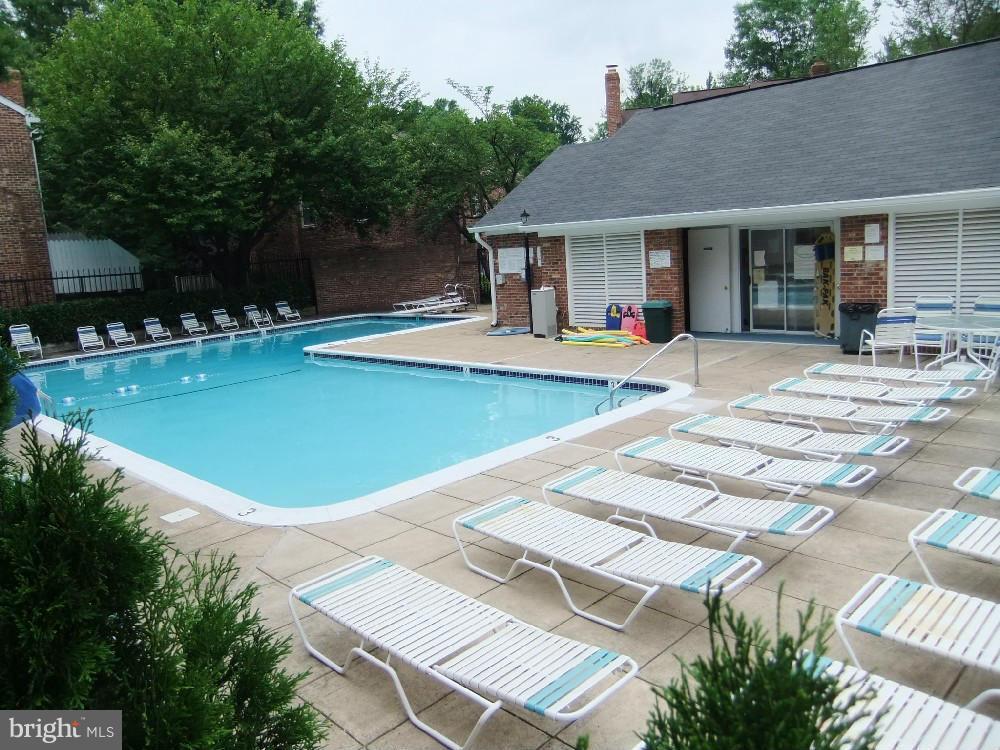 2540 South Walter Reed Drive, Unit 3 Arlington, VA 22206 - Photo 6 of 7 Community Pool