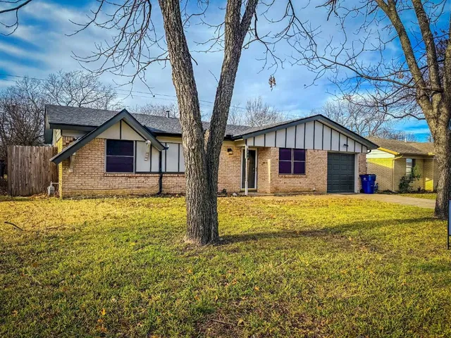 $1,695 | 549 Northwest Hillery Street, Burleson, TX 76028