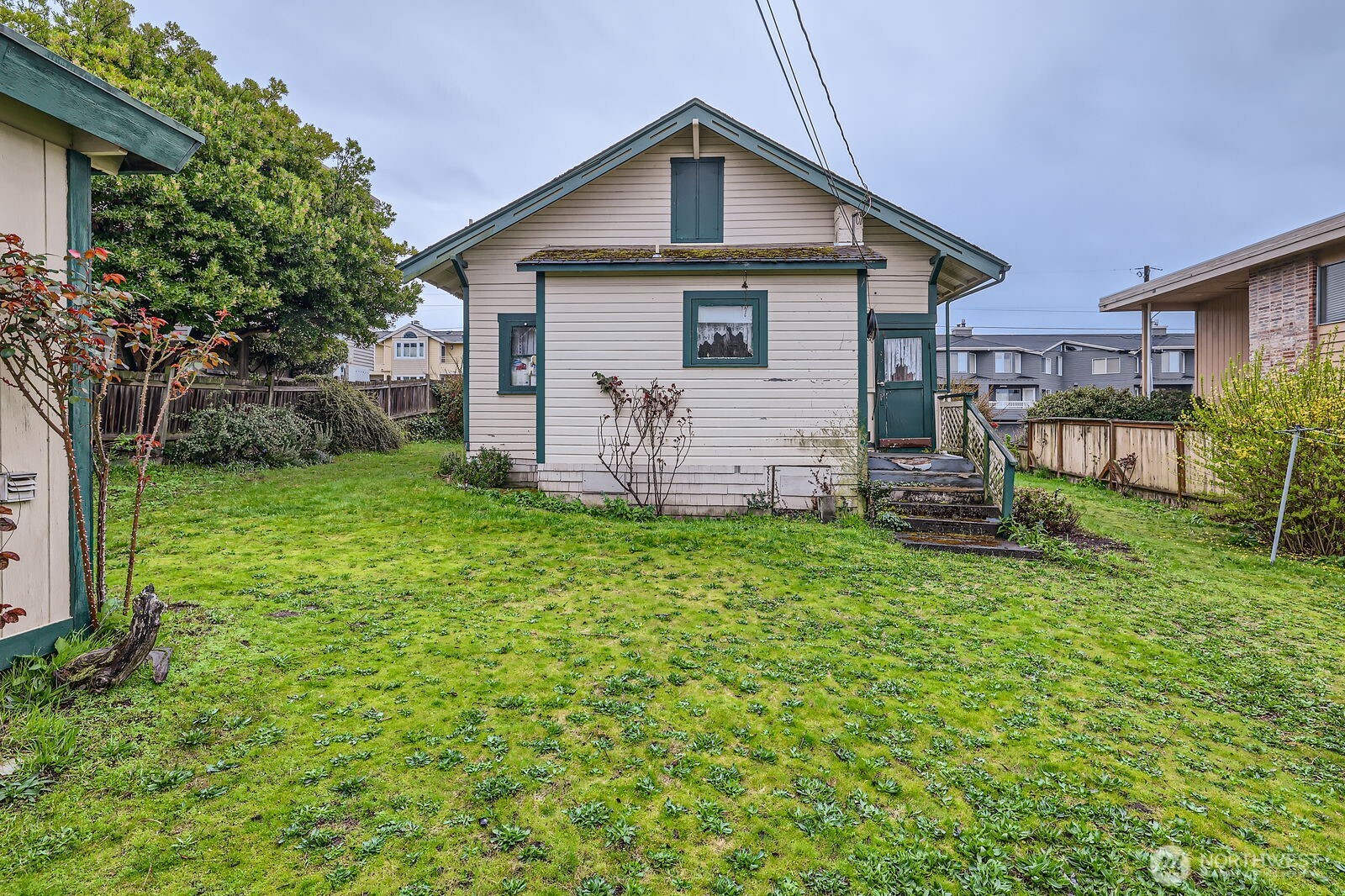 621 Daley Street Edmonds, WA 98020 - Photo 12 of 19 a front view of house with yard and green space