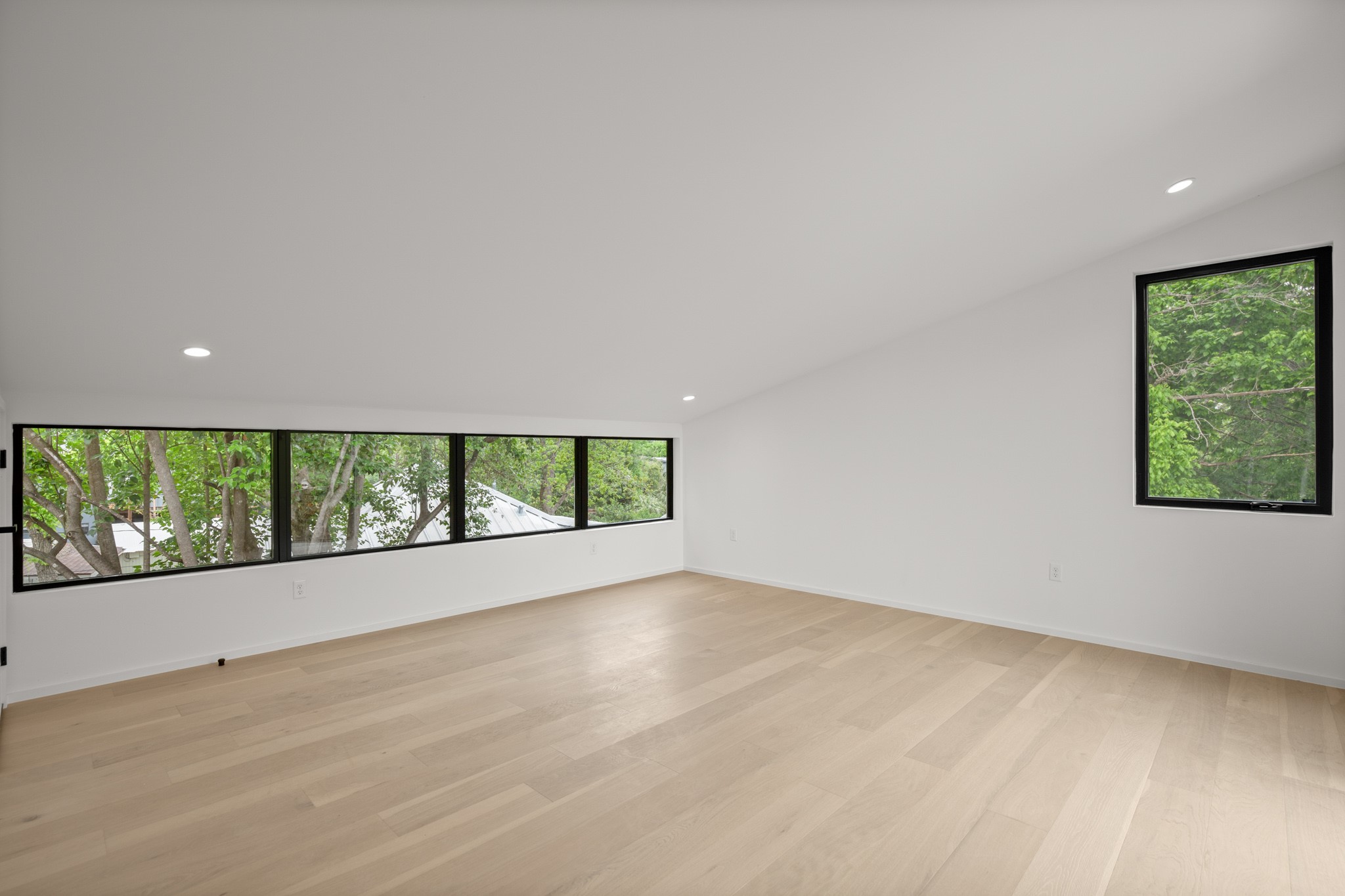 2215 South 3rd Street Austin, TX 78704 - Photo 25 of 38 an empty room with a window