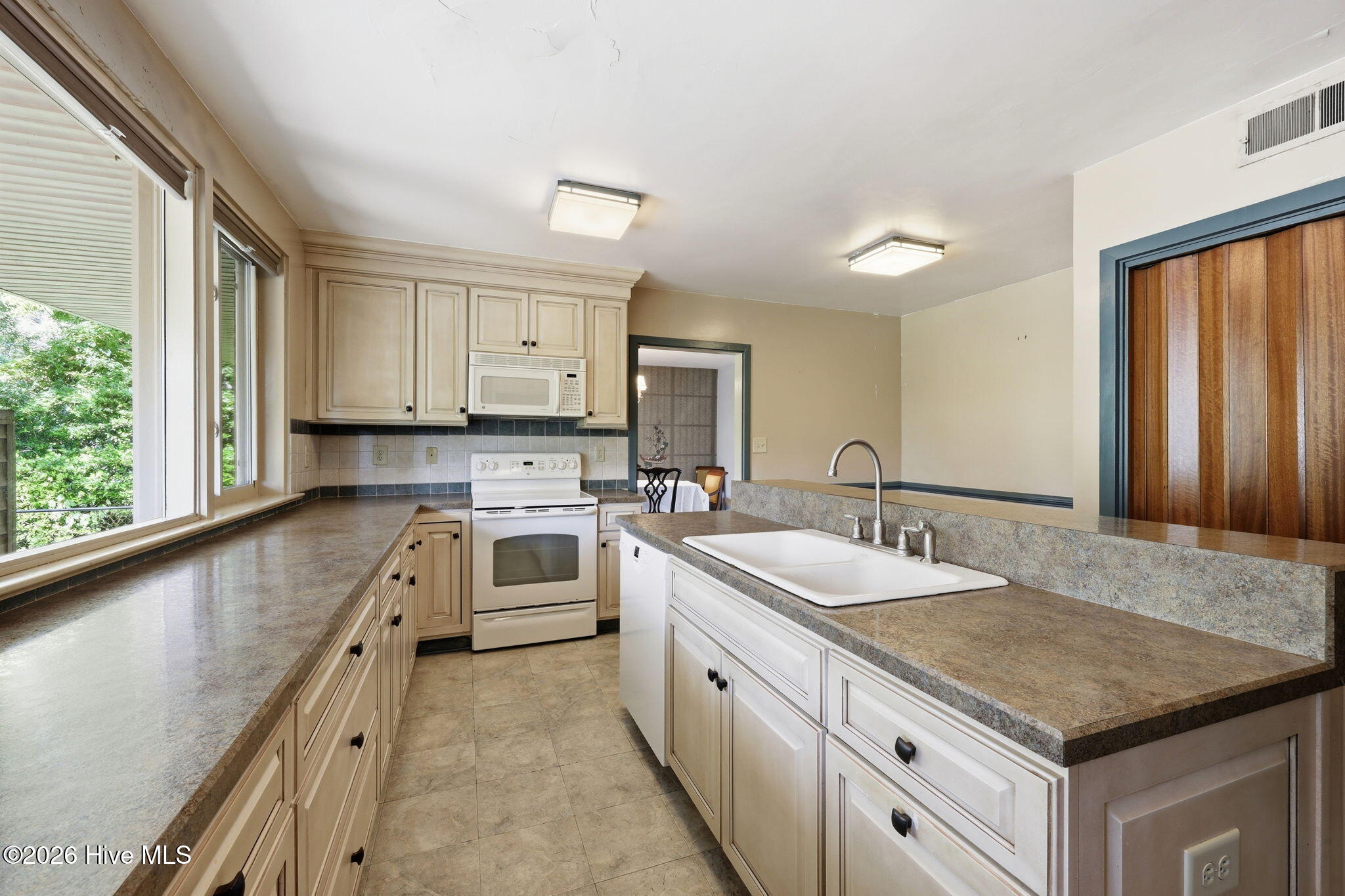 1608 Rhem Avenue New Bern, NC 28560 - Photo 20 of 51 24-web-or-mls-0C0A7115