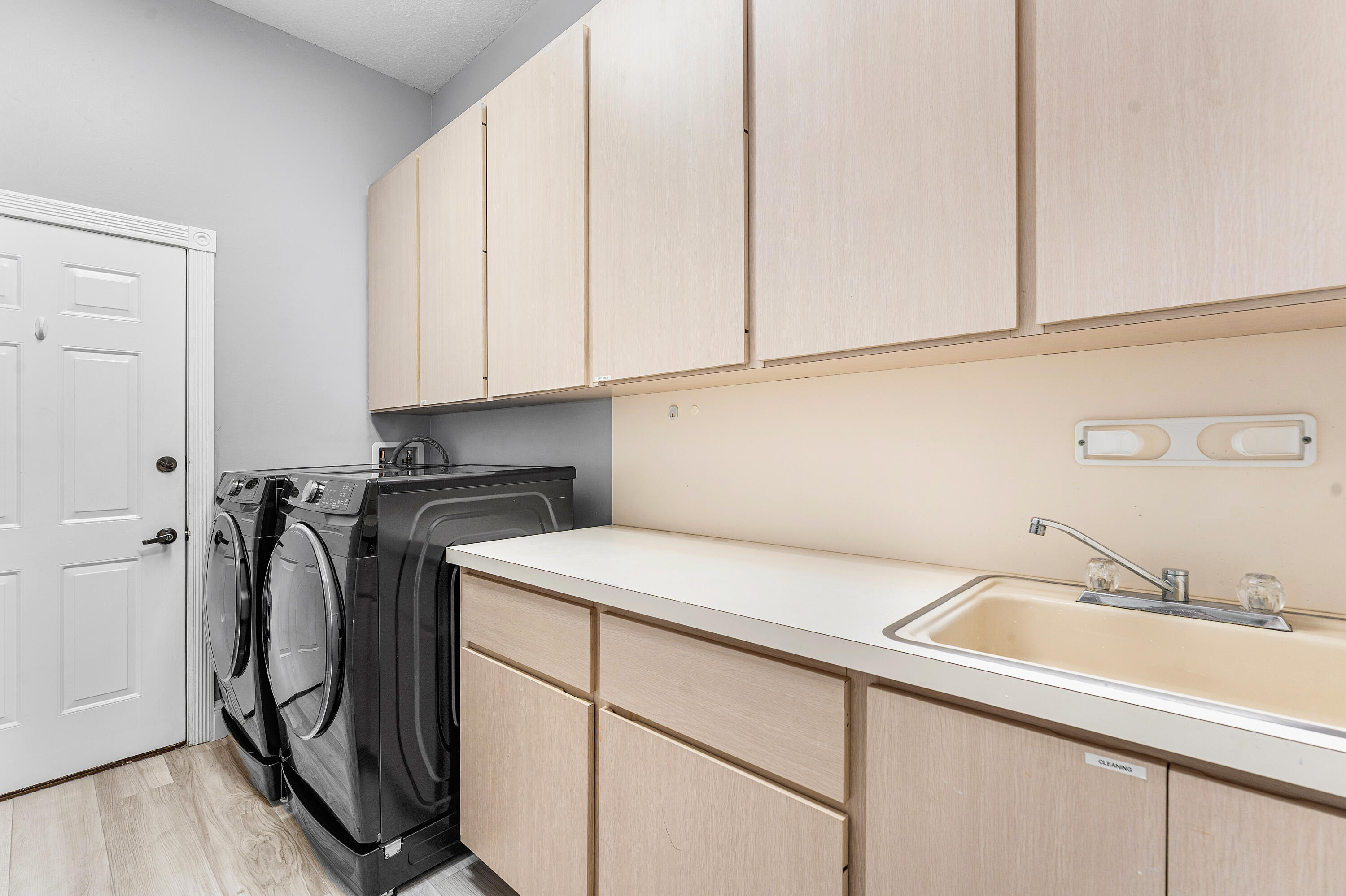 132 East Hampton Way Jupiter, FL 33458 - Photo 31 of 43 Laundry