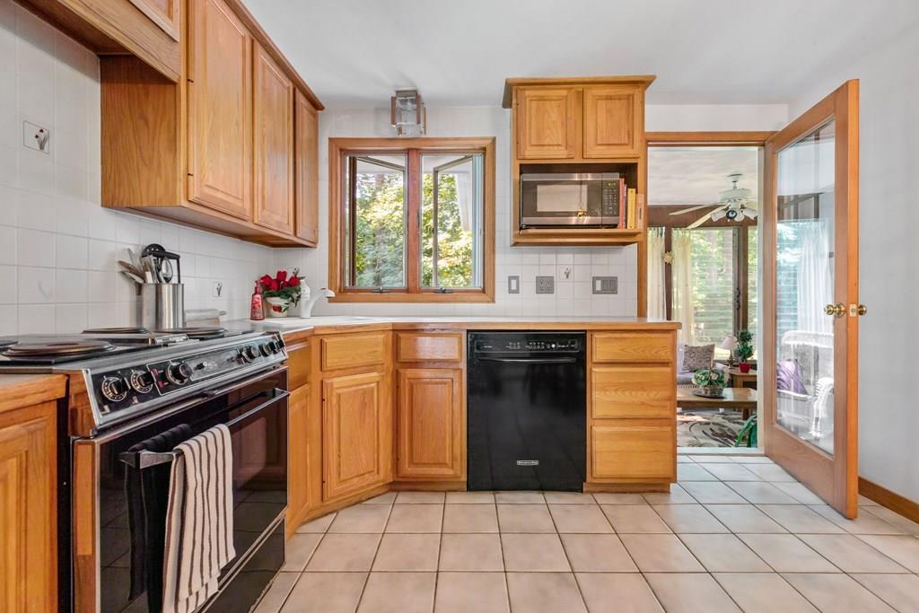 18 Winthrop Road Hingham, MA 02043 - Photo 12 of 34