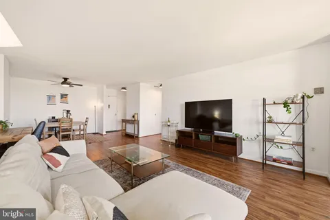 $369,000 | 801 North Pitt Street, Unit 1601, Alexandria, VA 22314