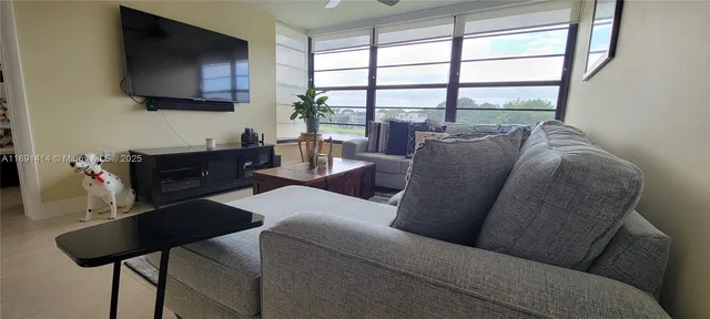 $329,000 | 1530 Whitehall Drive, Unit 405, Davie, FL 33324