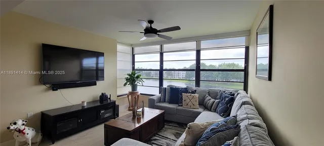 $329,000 | 1530 Whitehall Drive, Unit 405, Davie, FL 33324