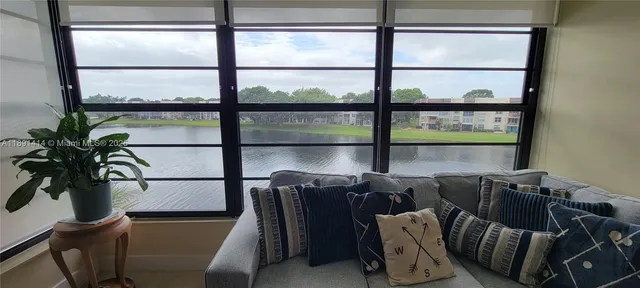 $329,000 | 1530 Whitehall Drive, Unit 405, Davie, FL 33324