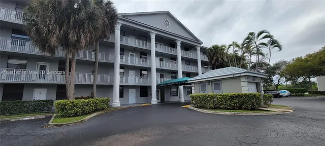 $329,000 | 1530 Whitehall Drive, Unit 405, Davie, FL 33324