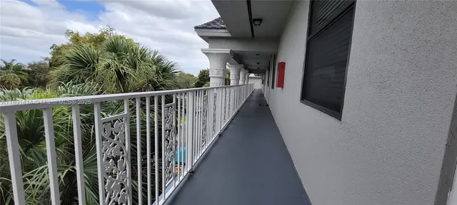 $329,000 | 1530 Whitehall Drive, Unit 405, Davie, FL 33324