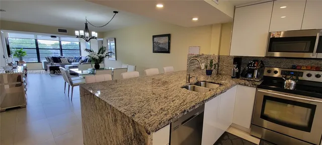 $329,000 | 1530 Whitehall Drive, Unit 405, Davie, FL 33324