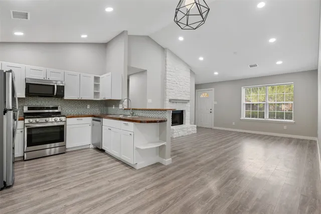 a view of a house with backyard and a garden