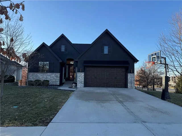 $625,000 | 1600 Northeast Woodland Shores Circle, Lee's Summit, MO 64086