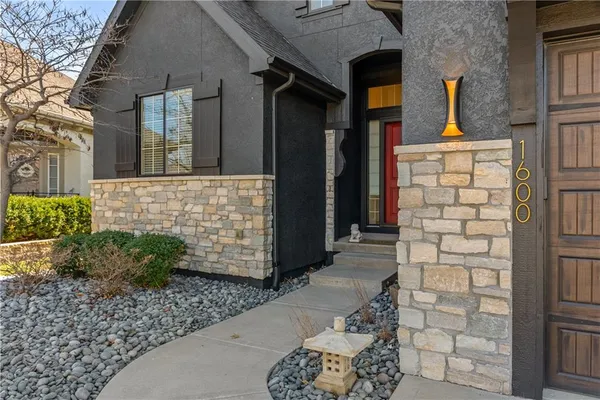 $625,000 | 1600 Northeast Woodland Shores Circle, Lee's Summit, MO 64086
