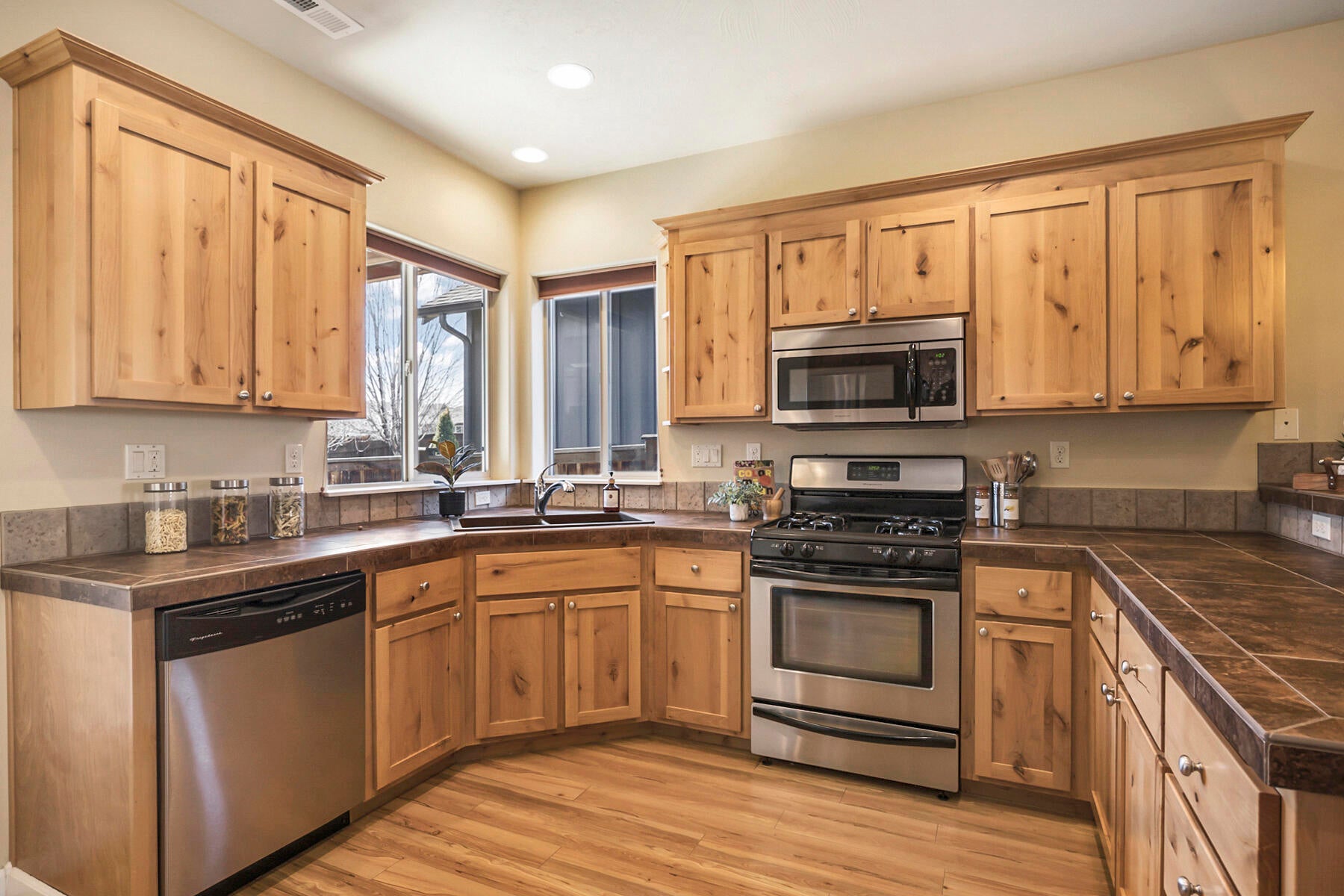 3119 Yellow Ribbon Drive Bend, OR 97701 - Photo 13 of 34 JH5_1342