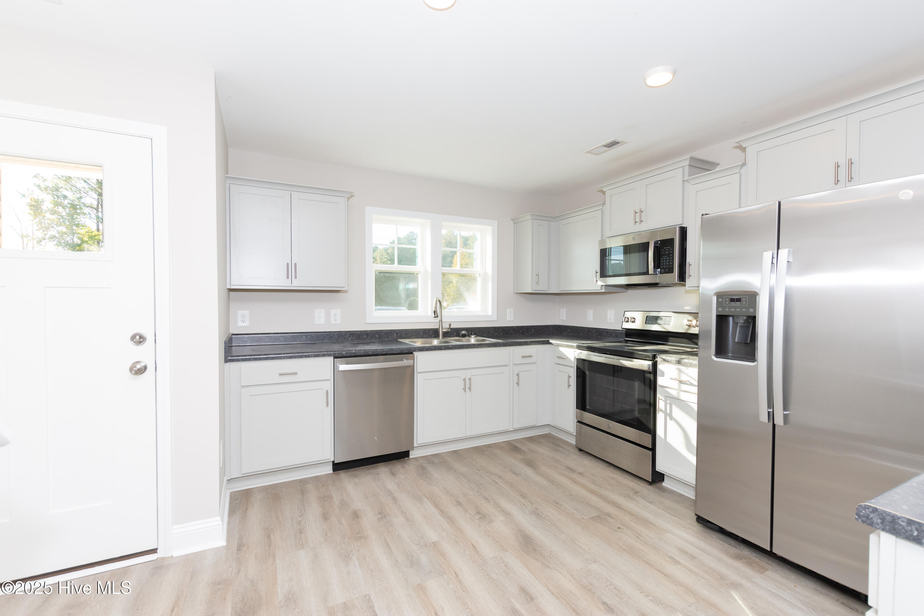 132 Smallwood Road Hubert, NC 28539 - Photo 11 of 29 Kitchen with stainless appliances