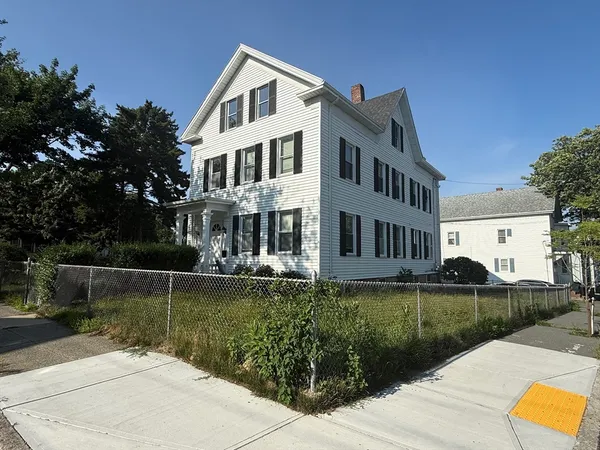 $2,400 | 376 Summer Street, Unit 3, New Bedford, MA 02740