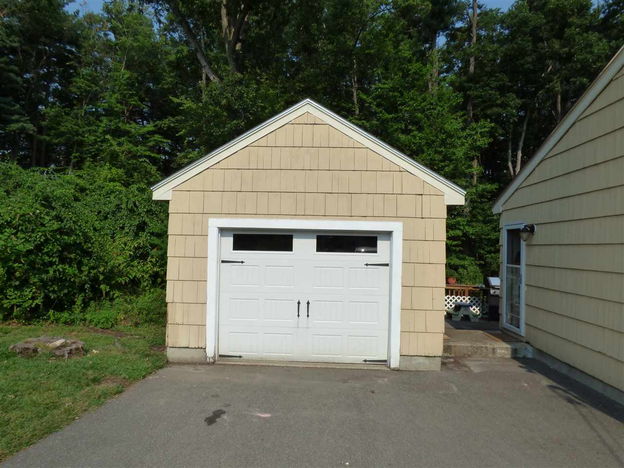26 Cambridge Road Nashua, NH 03062 - Photo 2 of 40