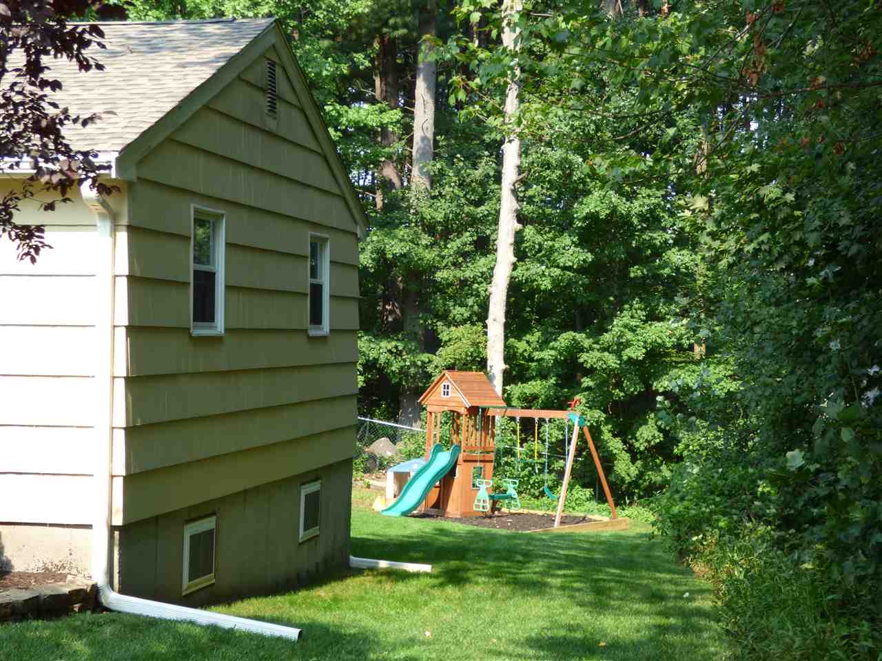 26 Cambridge Road Nashua, NH 03062 - Photo 12 of 40