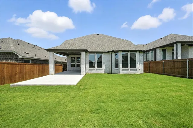 $579,999 | 526 Red Barn Drive, Van Alstyne, TX 75495