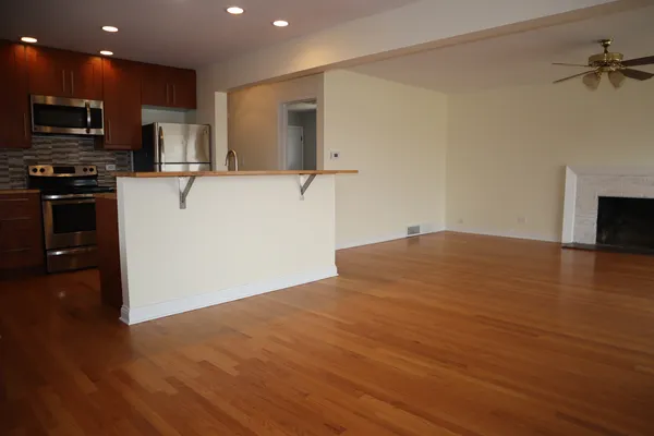 $2,900 | 3112 West 101st Place, Evergreen Park, IL 60805