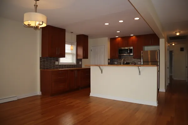 $2,900 | 3112 West 101st Place, Evergreen Park, IL 60805