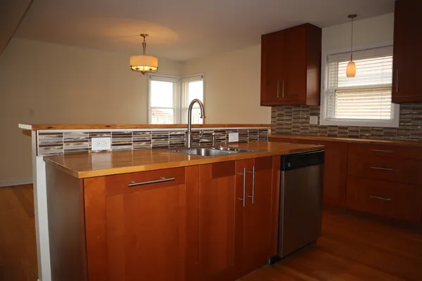 $2,900 | 3112 West 101st Place, Evergreen Park, IL 60805