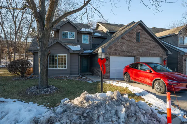 $330,000 | 18775 Brookfield Lake Drive, Unit 8, Brookfield, WI 53045