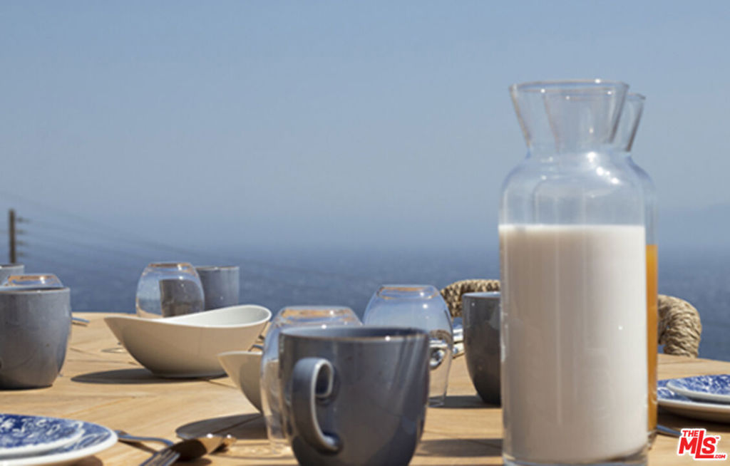 0 East Mykonos Greece undefined, undefined 0 - Photo 14 of 48 a living room with furniture and a potted plant