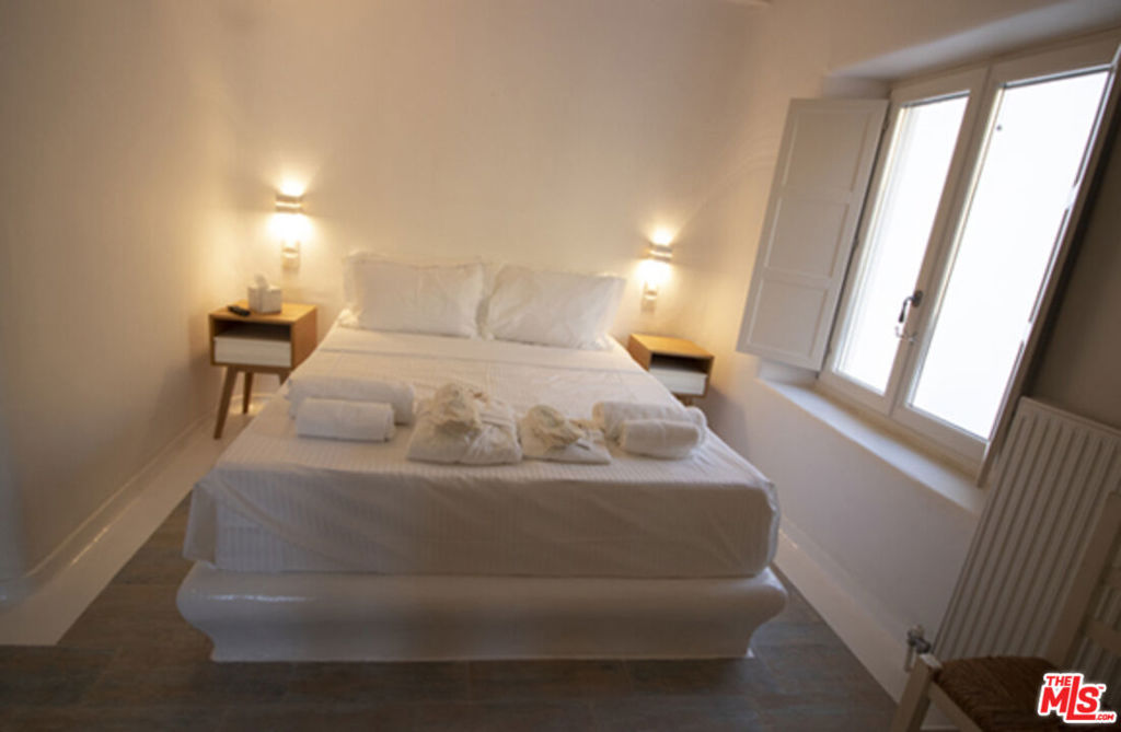 0 East Mykonos Greece undefined, undefined 0 - Photo 27 of 48 a spacious bedroom with a bed and a large window