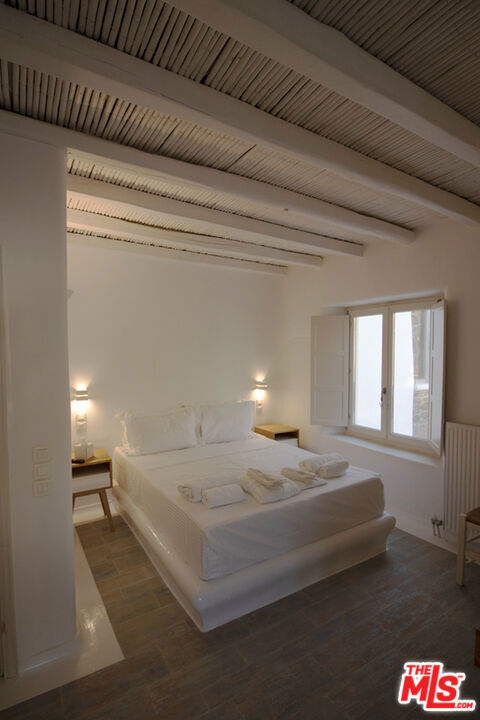 0 East Mykonos Greece undefined, undefined 0 - Photo 28 of 48 a spacious bedroom with a bed and a window