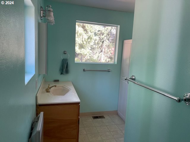 725 Snowden Road White Salmon, WA 98672 - Photo 23 of 31 Attached Bathroom #1